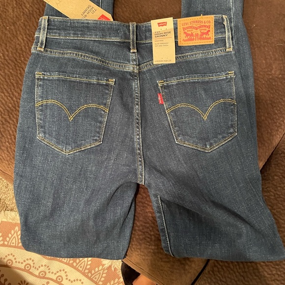 Levi’s size 28 high-rise distressed skinny jeans. - Picture 4 of 6